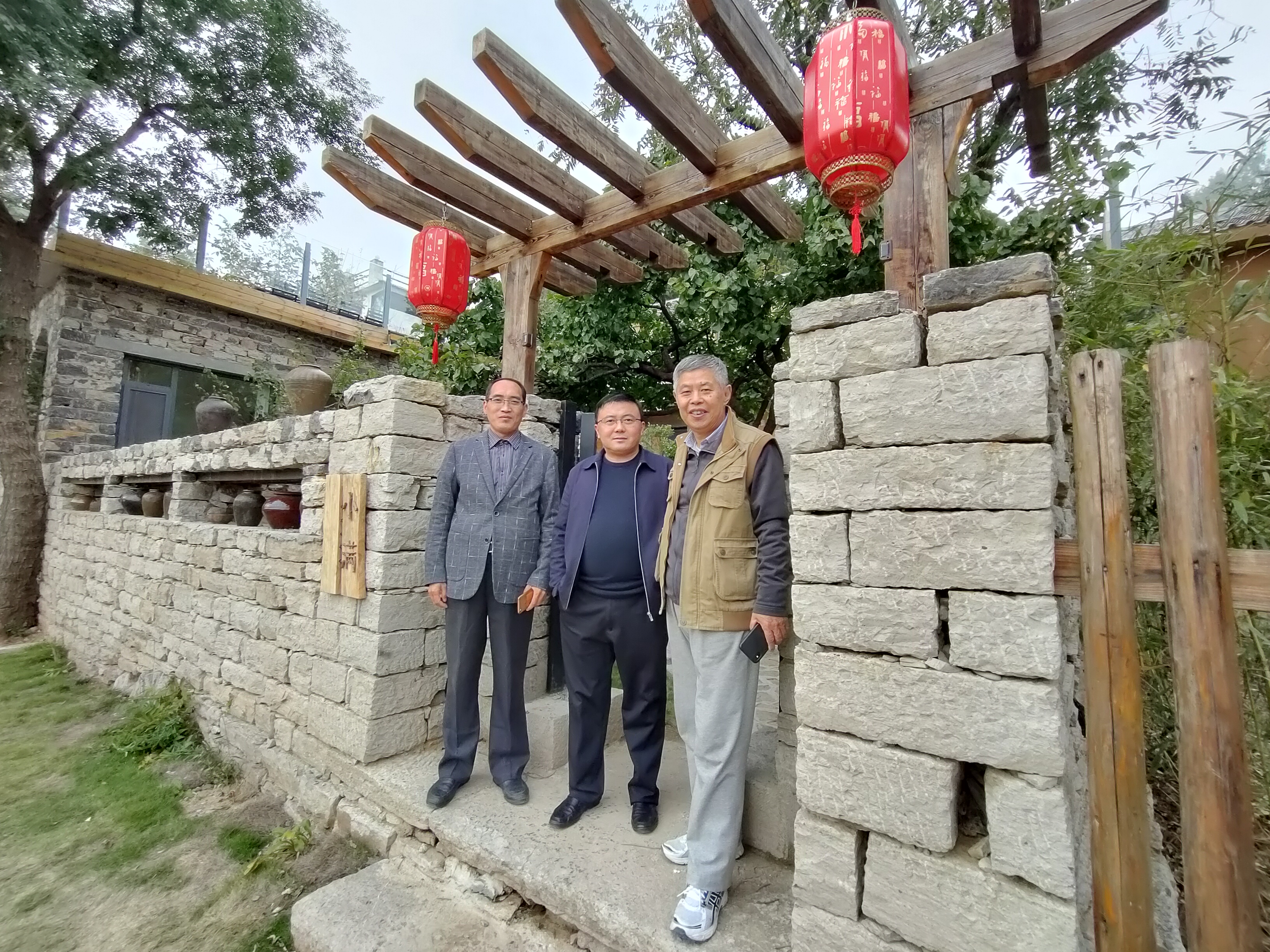 副会长李国庆一行到时养山居民宿和三宝山参观考察(图2) 副会长李国庆一行到时养山居民宿和三宝山参观考察(图2)