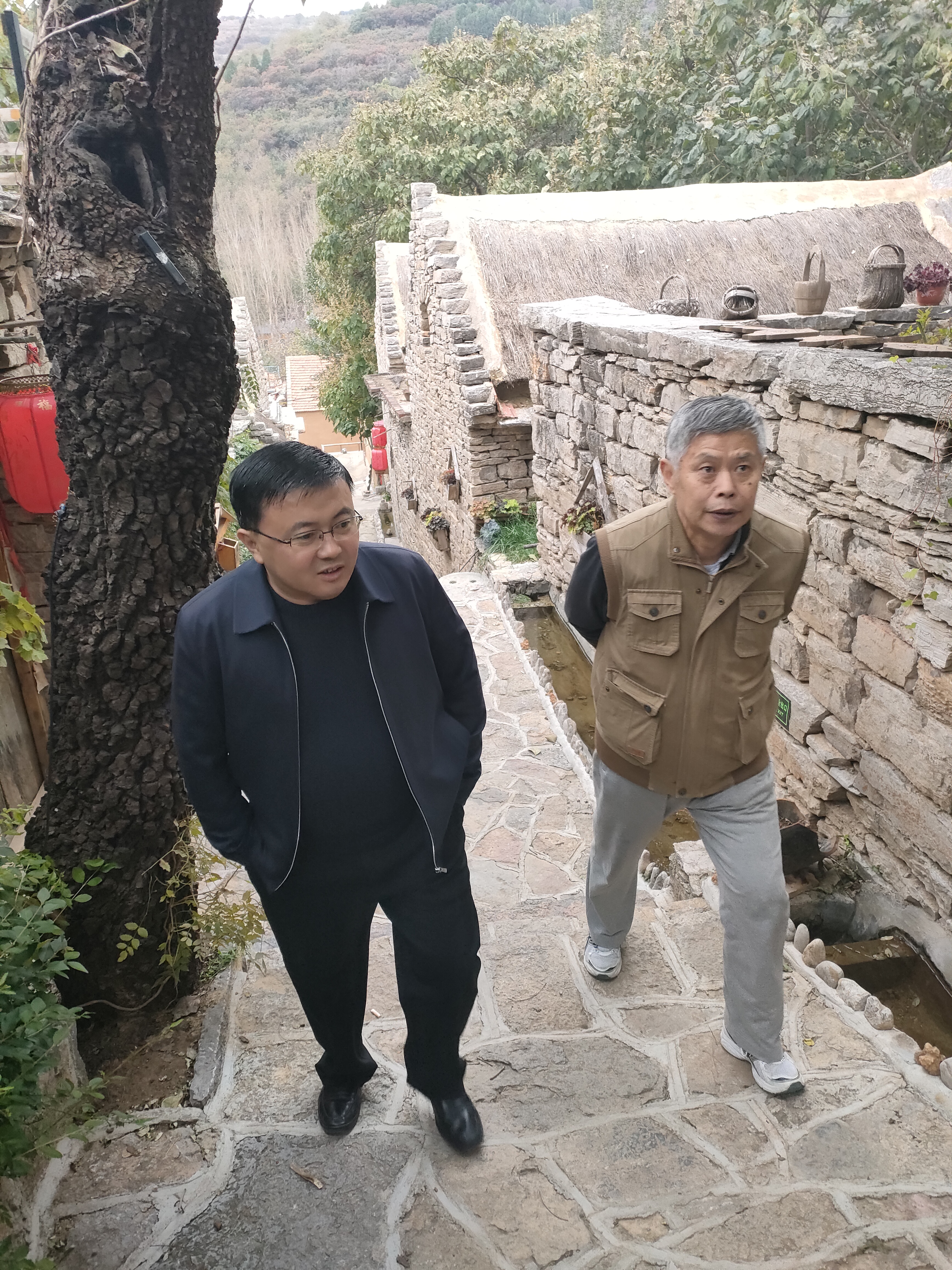 副会长李国庆一行到时养山居民宿和三宝山参观考察(图3) 副会长李国庆一行到时养山居民宿和三宝山参观考察(图3)