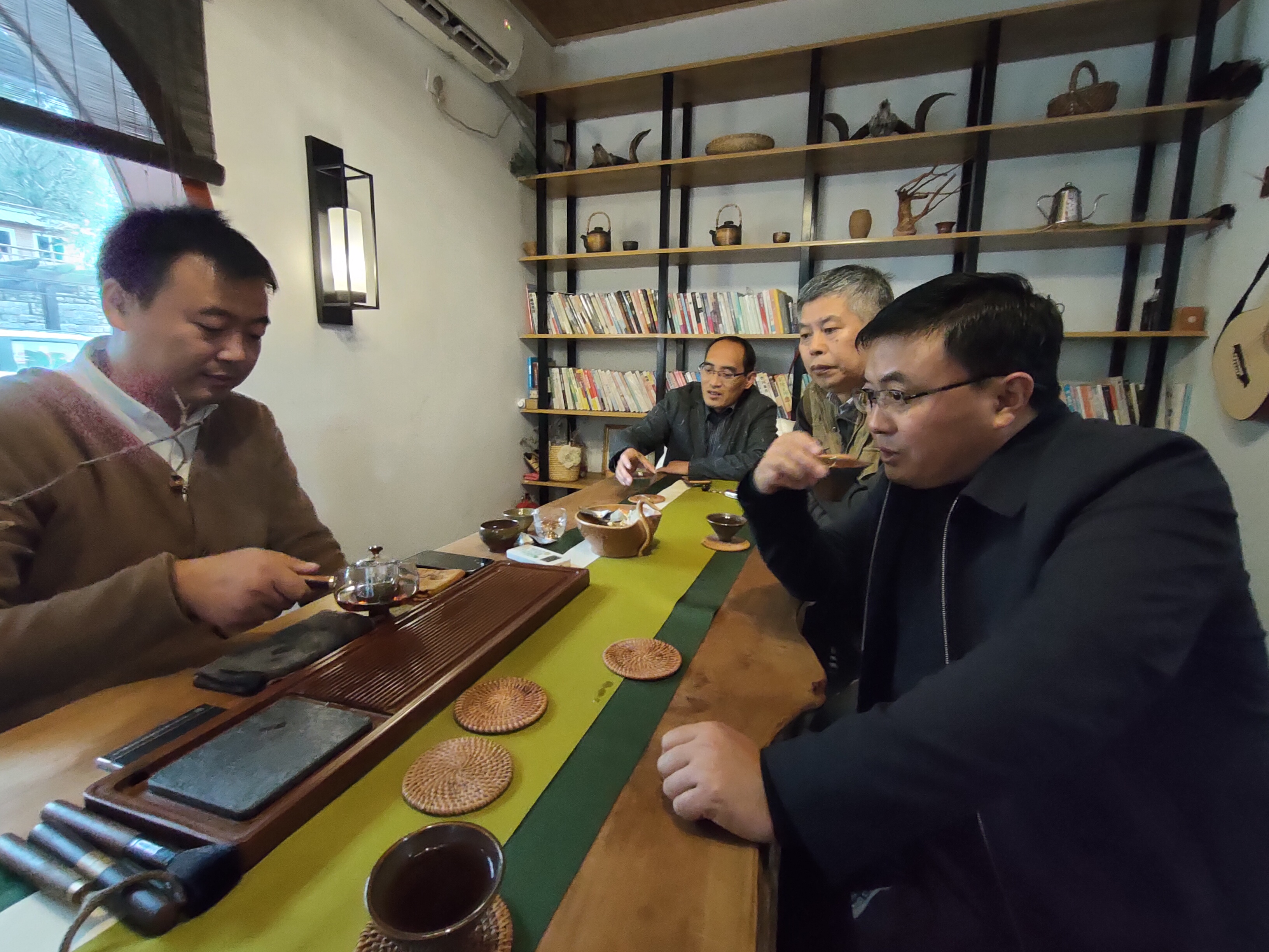 副会长李国庆一行到时养山居民宿和三宝山参观考察(图4) 副会长李国庆一行到时养山居民宿和三宝山参观考察(图4)